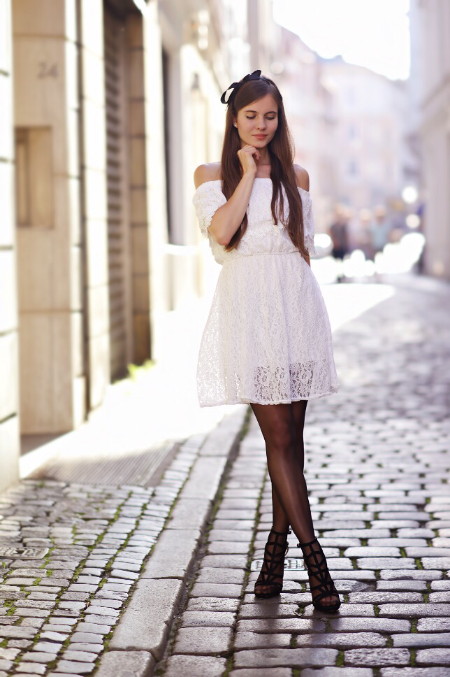 White lace dress, black headband and sandals high-heeled - Fashion Tights